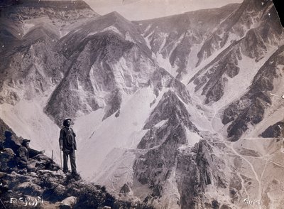 منظر لجبال أبوان الألب مع محاجر الرخام. يظهر في المقدمة عدد قليل من الرجال الذين أعجبوا بالمنظر. (ب / ث الصورة) بواسطة G. أرماني
