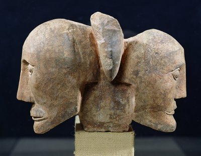 تمثال نصفي برأسين من هيرميس ، من Roquepertuse بواسطة الغالية