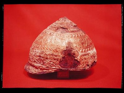 خوذة ، من أمفريفيل ، أور ، حوالي 275-225 قبل الميلاد (البرونز والحديد والذهب والمينا) (انظر أيضًا 128301) بواسطة الغالية
