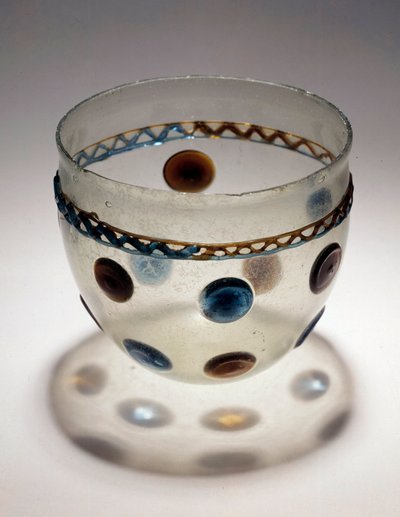 Gaulish art: glass cup with colored tablets. End of 4th beginning of 5th century after JC. From Breny. Saint Germain en Laye, Museum of National Archaeology بواسطة Gaulish Gaulish
