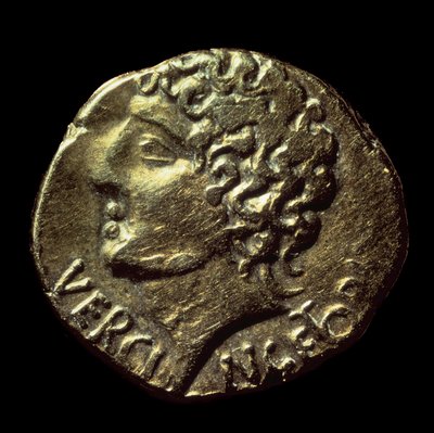 ستاتير الذهب الغالي (Arvernes) لديه تمثال فرسن جتريكس (72-46 قبل الميلاد) المنبعث في 52 قبل الميلاد. باريس ، ب. بواسطة Gaulish Gaulish