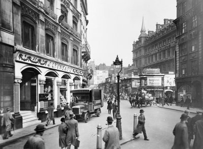 شارع كانون مع متجر ليون وفندق ومحطة ، لندن ، c1920-c1930. بواسطة جورج دافيسون ريد