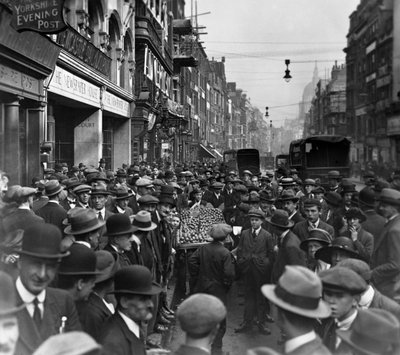 حشد خارج دار الجريدة ، شارع فليت باتجاه الشرق ، مدينة لندن ، قبل عام 1933. بواسطة جورج دافيسون ريد