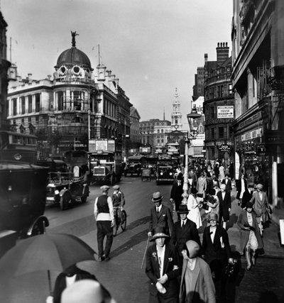 The Strand مع مسرح Gaiety إلى اليسار و St Clement Danes ، وستمنستر ، لندن ، عشرينيات القرن العشرين بواسطة جورج دافيسون ريد