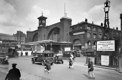 الجزء الخارجي من محطة King's Cross بواسطة جورج دافيسون ريد