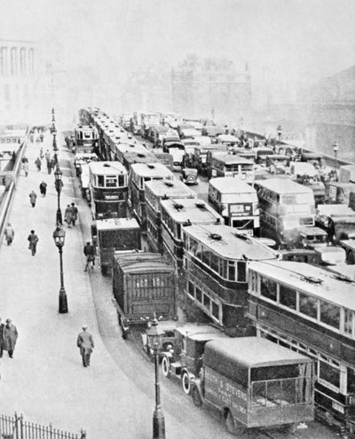 ازدحام المرور على جسر بلاكفريارس ، لندن ، عام 1935 بواسطة جورج دافيسون ريد