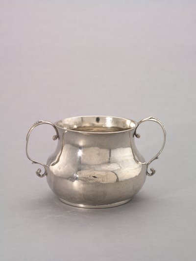 كأس ذو مقبضين ، 1720 ج بواسطة جورج هانرز