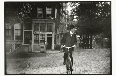 راكب دراجة على Keizersgracht في أمستردام بواسطة ضرر بوتمان