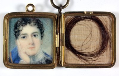 اللورد تشارلز بينتينك (1780-1826) ، مدلاة ذهبية مع خصلة شعر في الحجرة المقابلة بواسطة جورج ليثبريدج سوندرز