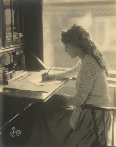 ماري بيكفورد تكتب على مكتب ، حوالي 1918 (صورة بالأبيض والأسود) بواسطة بارتولومي إستيبان موريللو واستوديو