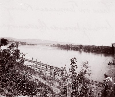 منظر على نهر تينيسي متجهًا نحو تشاتانوغا ، كاليفورنيا. 1864. بواسطة جورج إن بارنارد