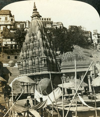 المعابد على ضفاف نهر الغانج ، بيناريس ، الهند ، c1909. بواسطة جورج روز