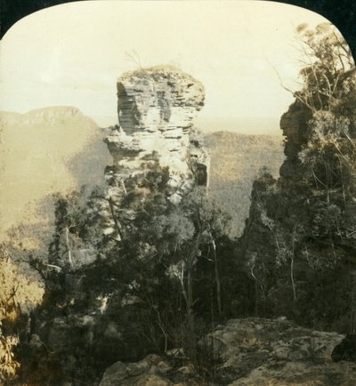 صخور الوجه اليتيم والهندي ، ... Blue Mountains، NSW، Australia، 1909. بواسطة جورج روز