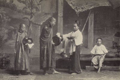 بورما: The Pongyi مع وعاء التسول (صورة أبيض وأسود) بواسطة جورج بيرتين سكوت