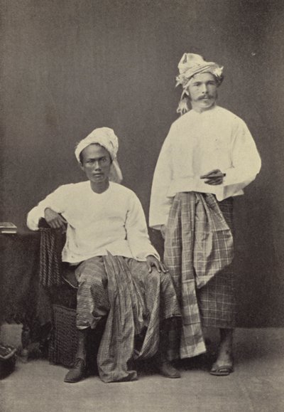 بورما: المؤلف يرتدي الزي البورمي (1878) مع رفيقه في كرة القدم (صورة بالأبيض والأسود) بواسطة جورج بيرتين سكوت