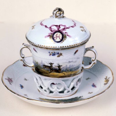 19th century porcelain aspen cup (used to drink hot drinks). German manufacture. Besancon. Museum of Fine Arts بواسطة المدرسة الألمانية