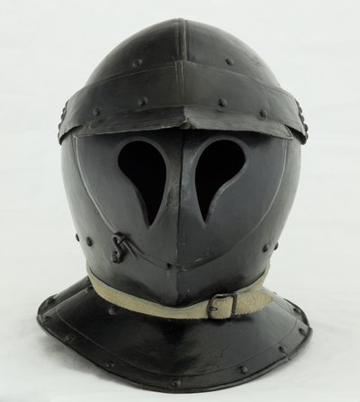 بورغونيت مغلق من "Totenkopf" ، أوائل القرن السابع عشر (الحديد والطلاء الأسود مع الجلود الحديثة) بواسطة المدرسة الألمانية