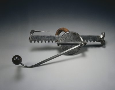 Cranequin ، c.1528 (فولاذي بحبل من الكتان ومقبض خشبي) بواسطة المدرسة الألمانية