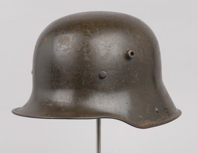 German steel helmet or Stahlhelm, c.1916 (helmet) بواسطة المدرسة الألمانية