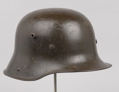خوذة فولاذية ألمانية أو "Stahlhelm" ، حوالي عام 1916 (خوذة) بواسطة المدرسة الألمانية