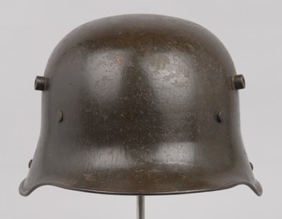 خوذة فولاذية ألمانية أو "Stahlhelm" ، حوالي عام 1916 (خوذة) بواسطة المدرسة الألمانية
