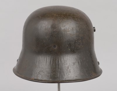 خوذة فولاذية ألمانية أو "Stahlhelm" ، حوالي عام 1916 (خوذة) بواسطة المدرسة الألمانية