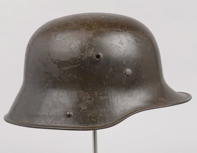 خوذة فولاذية ألمانية أو "Stahlhelm" ، حوالي عام 1916 (خوذة) بواسطة المدرسة الألمانية