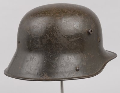 خوذة فولاذية ألمانية أو "Stahlhelm" ، حوالي عام 1916 (خوذة) بواسطة المدرسة الألمانية