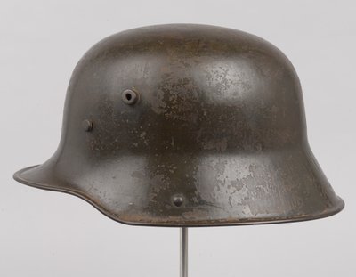 خوذة فولاذية ألمانية أو "Stahlhelm" ، حوالي عام 1916 (خوذة) بواسطة المدرسة الألمانية