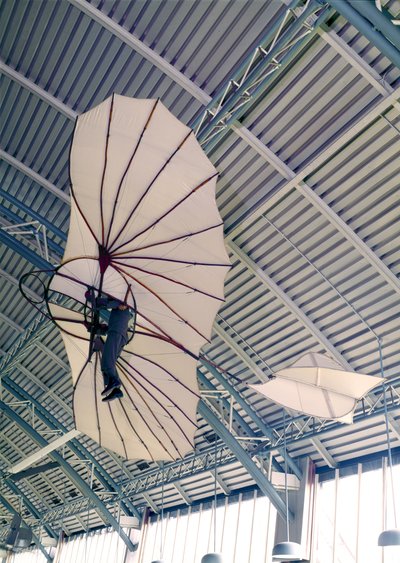 طائرة شراعية مصنوعة من Otto Lilienthal (1848-96) c.1891 (قطن وخشب) (انظر أيضًا 56774) بواسطة المدرسة الألمانية