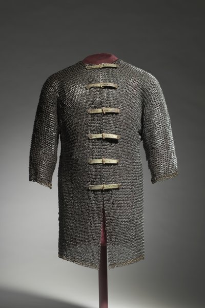 Hauberk ، حوالي 1400-1450 (حلقات من الصلب والنحاس ، مُثبتة بأبازيم وأشرطة حديثة) بواسطة المدرسة الألمانية