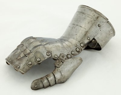 القفاز الأيسر ، من 1490 إلى 1510 ، تم ترميمه في القرن التاسع عشر (الصلب والجلد) بواسطة المدرسة الألمانية