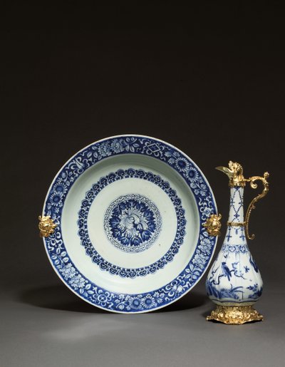 إبريق وطبق صيني مثبت ، أوغسبورغ ، حوالي 1655-60 (بورسلين وفضي مذهب) (انظر أيضًا 1153958) بواسطة المدرسة الألمانية