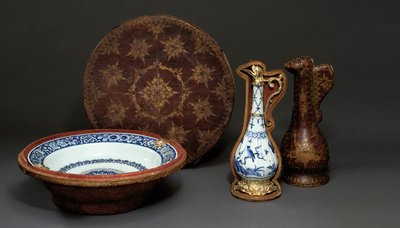 إبريق وطبق صيني معلق في علبته الأصلية ، أوغسبورغ ، حوالي 1655-60 بواسطة المدرسة الألمانية