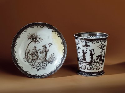كوب على شكل كوب وصحن بوتجر (1682-1719) مصنوع من الخزف Maissen ، ديكور من المتاجر الصينية في Ausbourg. 1718 باريس ، الفنون الزخرفية بواسطة المدرسة الألمانية