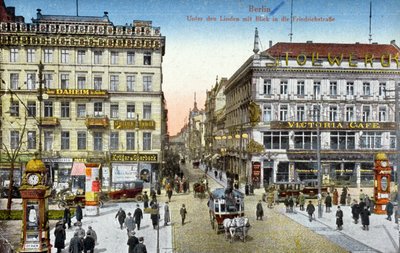 بطاقة بريدية تصور Unter den Linden و Friedrichstrasse في برلين ، c.1910 (صورة ملونة) بواسطة المدرسة الألمانية
