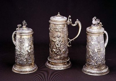 خزان أسطواني مطلي بالفضة من بول هوبنر ، أوسبورغ 1590 ؛ خزان أسطواني مطلي بالفضة من توبياس كرامر ، أوسبورغ 1620 ؛ خزان أسطواني مطلي بالذهب لا يتجزأ من بول هوبنر ، أوسبورغ 1590 ، من 16 إلى 17 م بواسطة المدرسة الألمانية