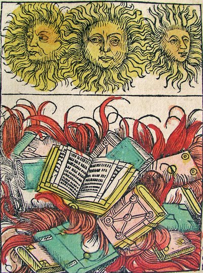 "ثلاث شموس وحرق كتاب" ، نُشر في نورنبرغ كرونيكل ، 1493 بواسطة المدرسة الألمانية