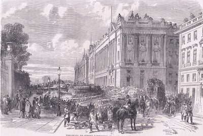 رمي حواجز الشوارع في باريس ، Cassells History of the War بين فرنسا وألمانيا الذي نشرته Cassell and Company Limited ، c1890 (litho) بواسطة المدرسة الألمانية