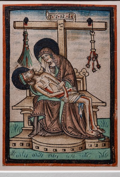 Vesperbild (Lamentation) ، نقش خشبي بالألوان المائية بواسطة حفارة ألماني ، حوالي 1450. تتدلى من الصليب رموز آلام المسيح. بواسطة المدرسة الألمانية