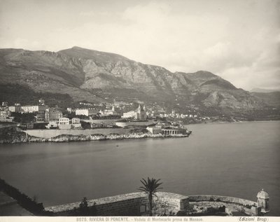 منظر على Montecarlo ، منتجع يطل على البحر الليغوري. ترتفع جبال الألب البحرية في الخلفية. التقطت الصورة من موناكو بواسطة جياكومو بروجي