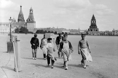 عمال موسكو الروس من سكان موسكو يسيرون للعمل في أسوار قلعة الكرملين في ب... بواسطة جيلبرت إتش جروسفينور