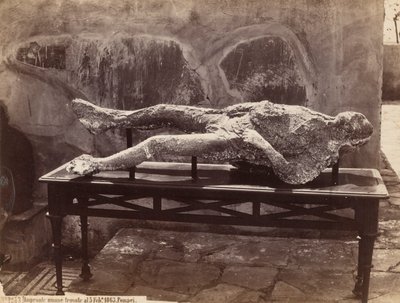 آثار أقدام بشرية ، بومبي [Human Cast، Pompeii] بواسطة Giorgio Sommer