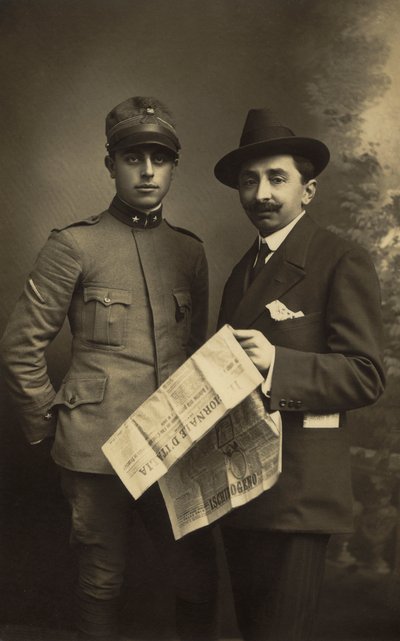 صورة لزوجين ، أحدهما يرتدي الزي العسكري والآخر يحمل يد "Giornale d'Italia" بواسطة جيوفاني أنطونيو دا بيسارو