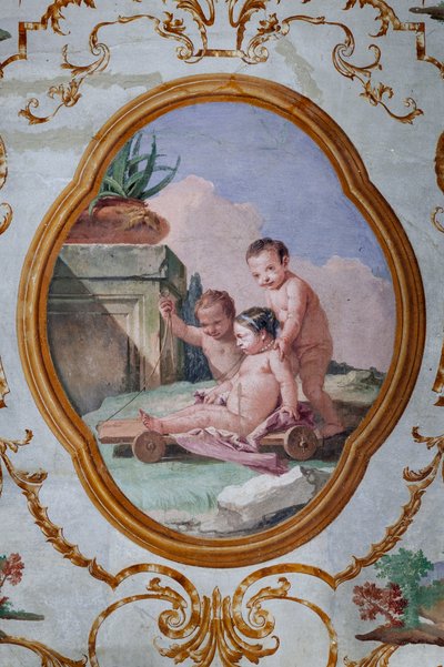Guest Lodgings ، غرفة Putti ، ميدالية مع putti: "Three putti and a cart" بواسطة جيوفاني باتيستا تيبولو