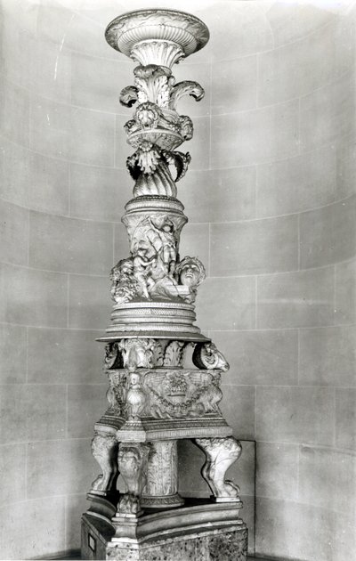الشمعدانات التي صممها Piranesi على أساس قطع أثرية رومانية لقبره الخاص (الرخام) بواسطة جيوفاني باتيستا بيرانيسي