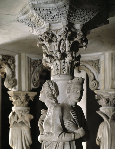 Detail of the sculpted groups supporting the Chair realized by Giovanni Pisano (1248-1314): the Theologales Vertus (Detail of the sculptures supporting the marble pulpit, the Theological virtues) 1302-1311 Cathedrale de Pisa (Duomo di Pisa), Italy بواسطة جيوفاني بيسانو