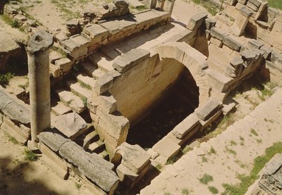 منظر جوي لل nymphaeum ، تم ترميمه من قبل الرومان في c.20 قبل الميلاد بواسطة اليونانية