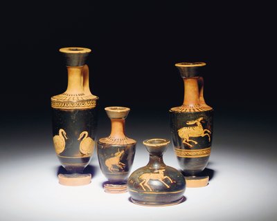 العلية الحمراء الشكل lekythos ، أواخر القرن الخامس قبل الميلاد ، و lkythos القرفصاء المصغر ، القرن الخامس قبل الميلاد بواسطة اليونانية