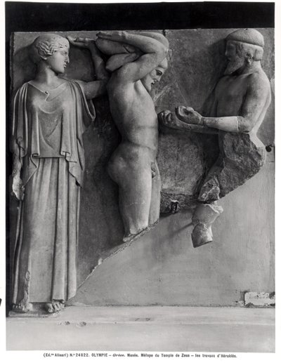 Metope X من معبد زيوس يصور هرقل يتلقى التفاح الذهبي من Hesperides من يد أطلس ، بينما يضع Minerva وسادة على رأسه (الرخام) (b / w photo) بواسطة اليونانية